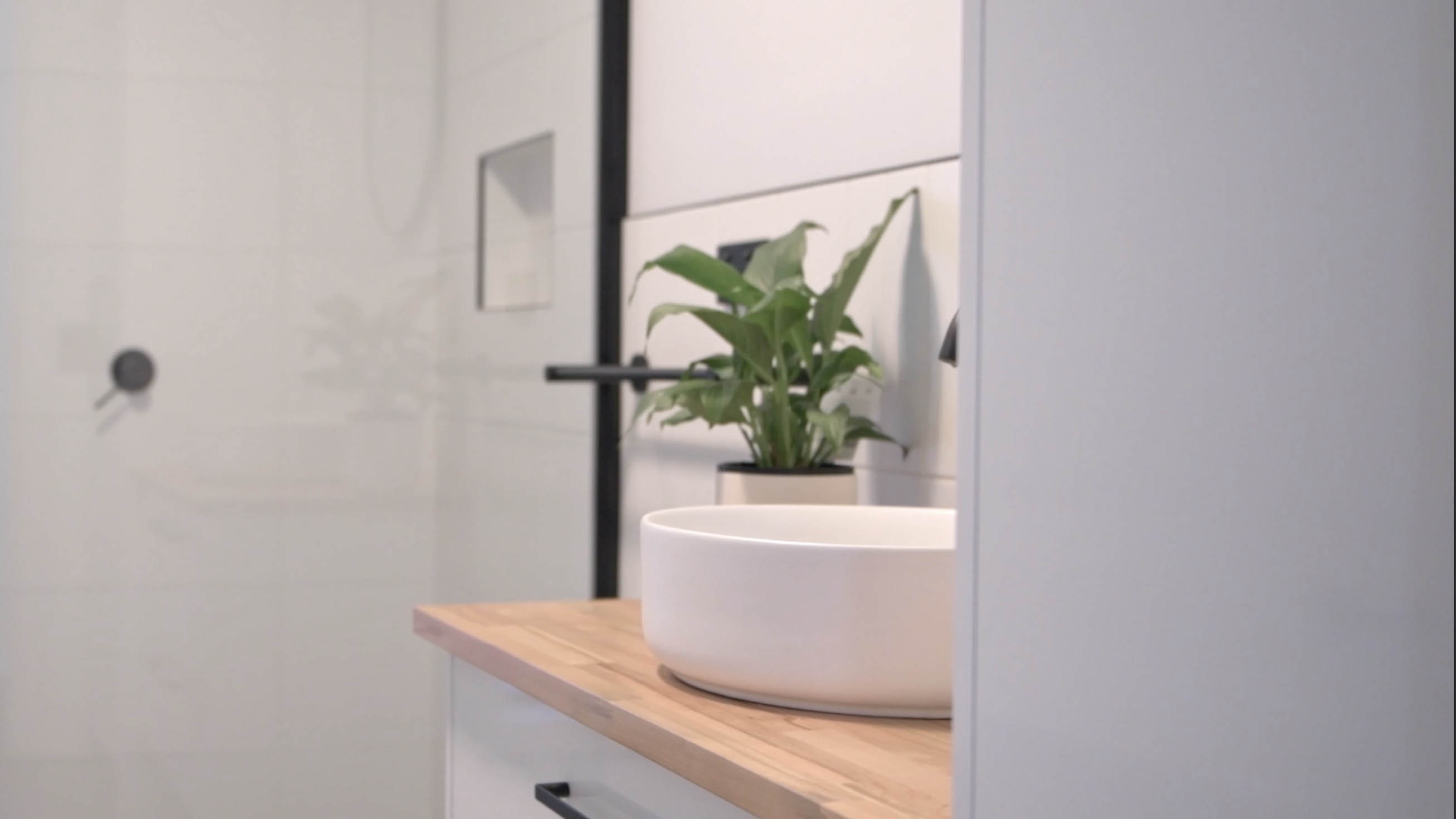 A bathroom with a sink and mirror.