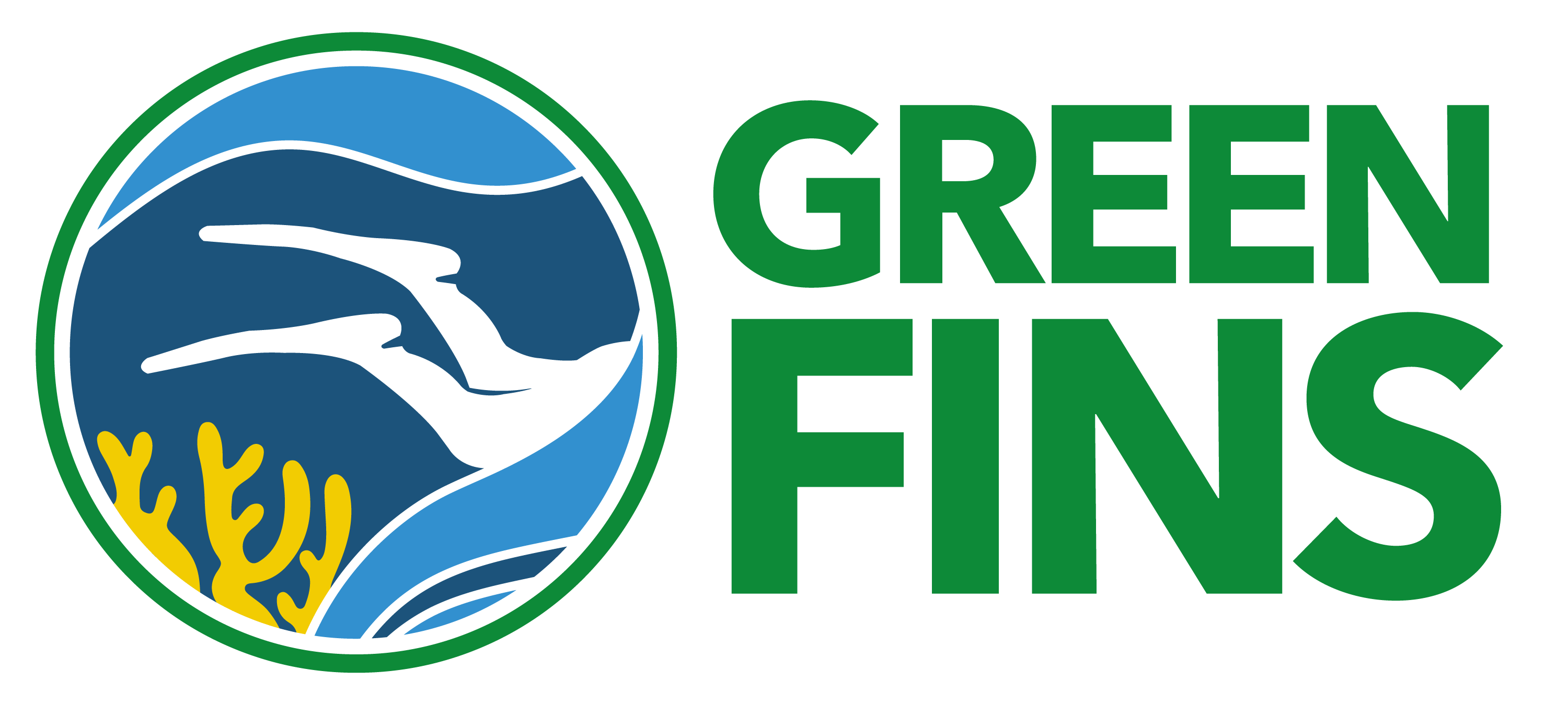 Logo Green Fins avec deux poissons blancs stylisés nageant au-dessus d'un corail jaune dans un cercle bleu bordé de vert.