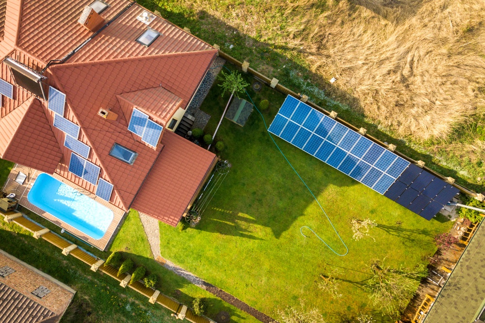 schönes haus aus der vogelperspektive mit photovoltaik auf dem dach