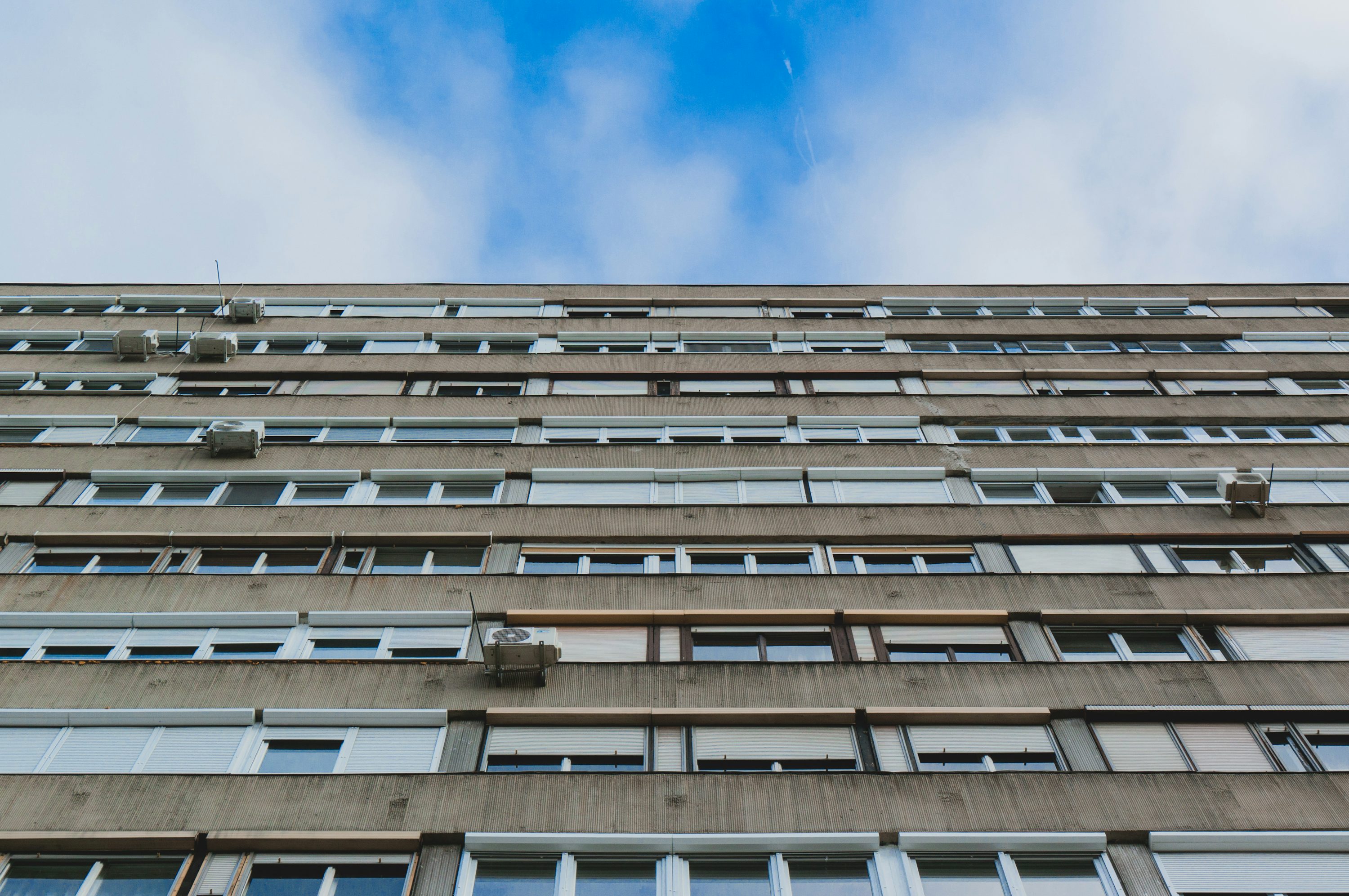 Photographie de vue de l’œil du ver d’un immeuble de grande hauteur