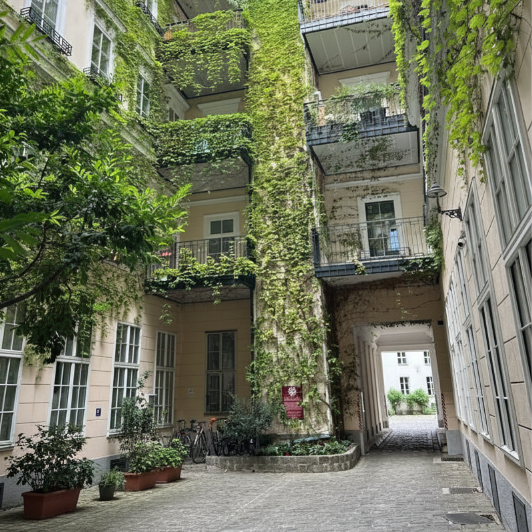 Begrünter Innenhof in der Währinger Straße 48, Wien 1090