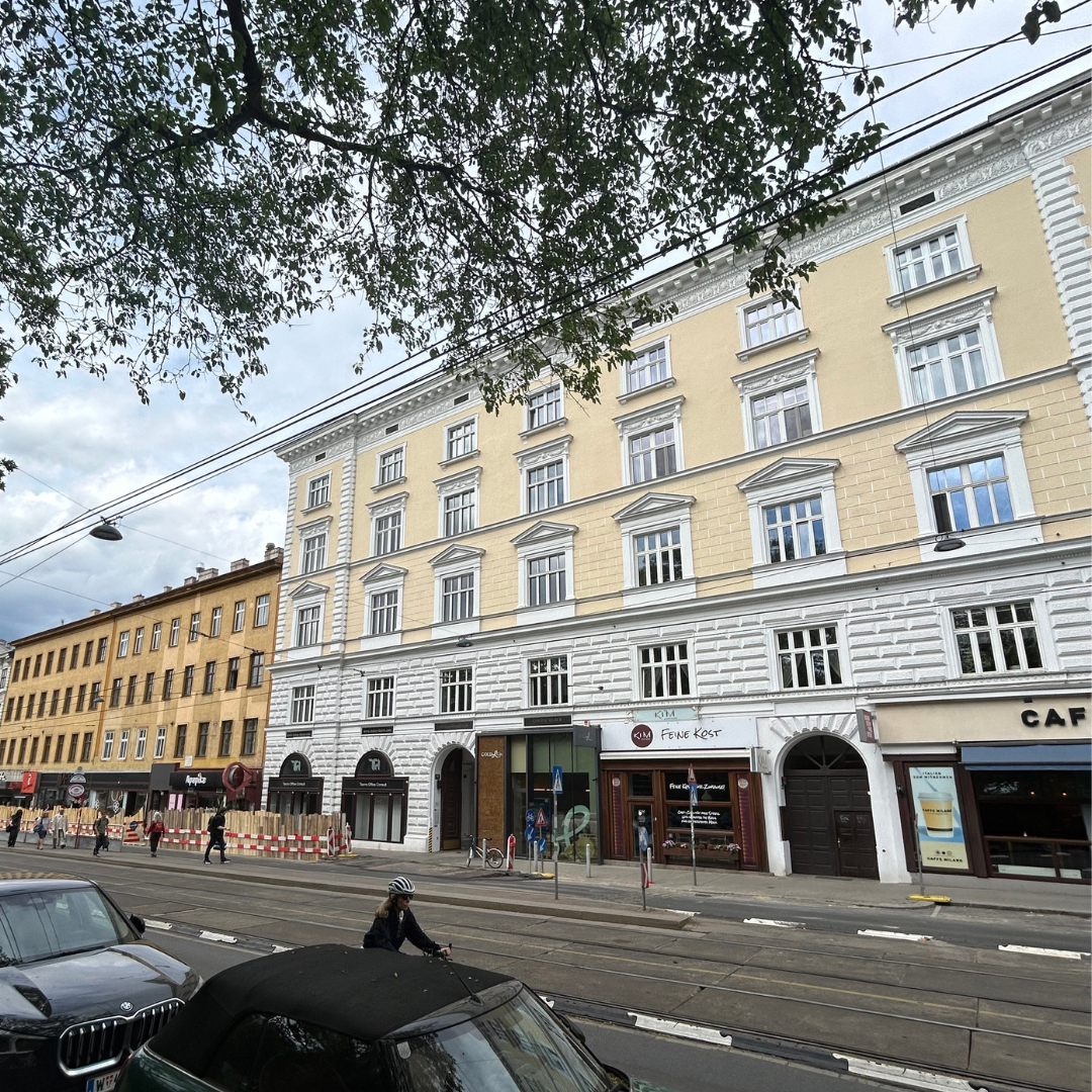 Straßenansicht der Währinger Straße mit historischer Fassade