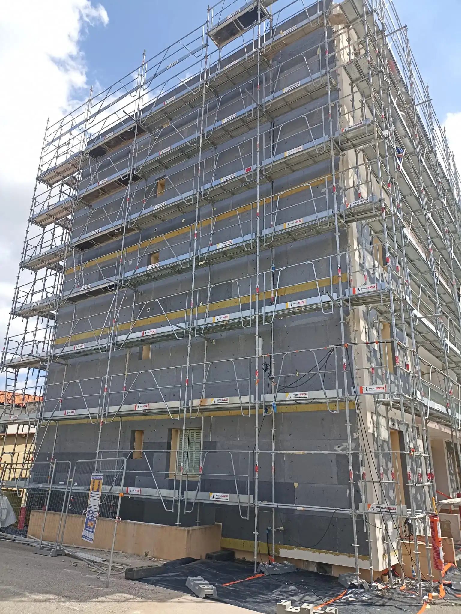 Photo d'un chantier ou DLS façade à refait l'isolation thermique extérieur (ITE) d'une maison à Valence.
