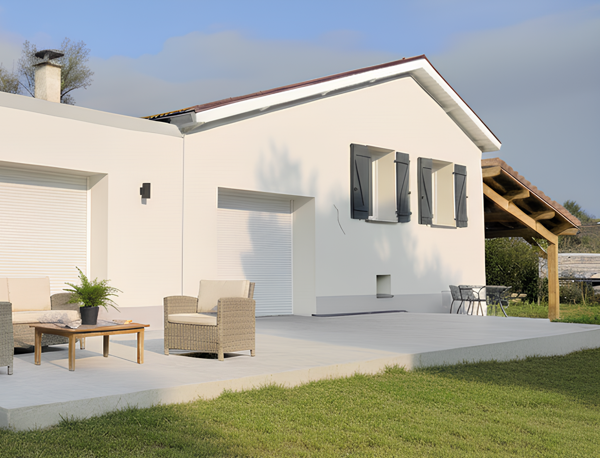 Photo d'un chantier où DLS Façade réalise l'isolation thermique par l'extérieur (ITE) d'une maison dans la Drôme.