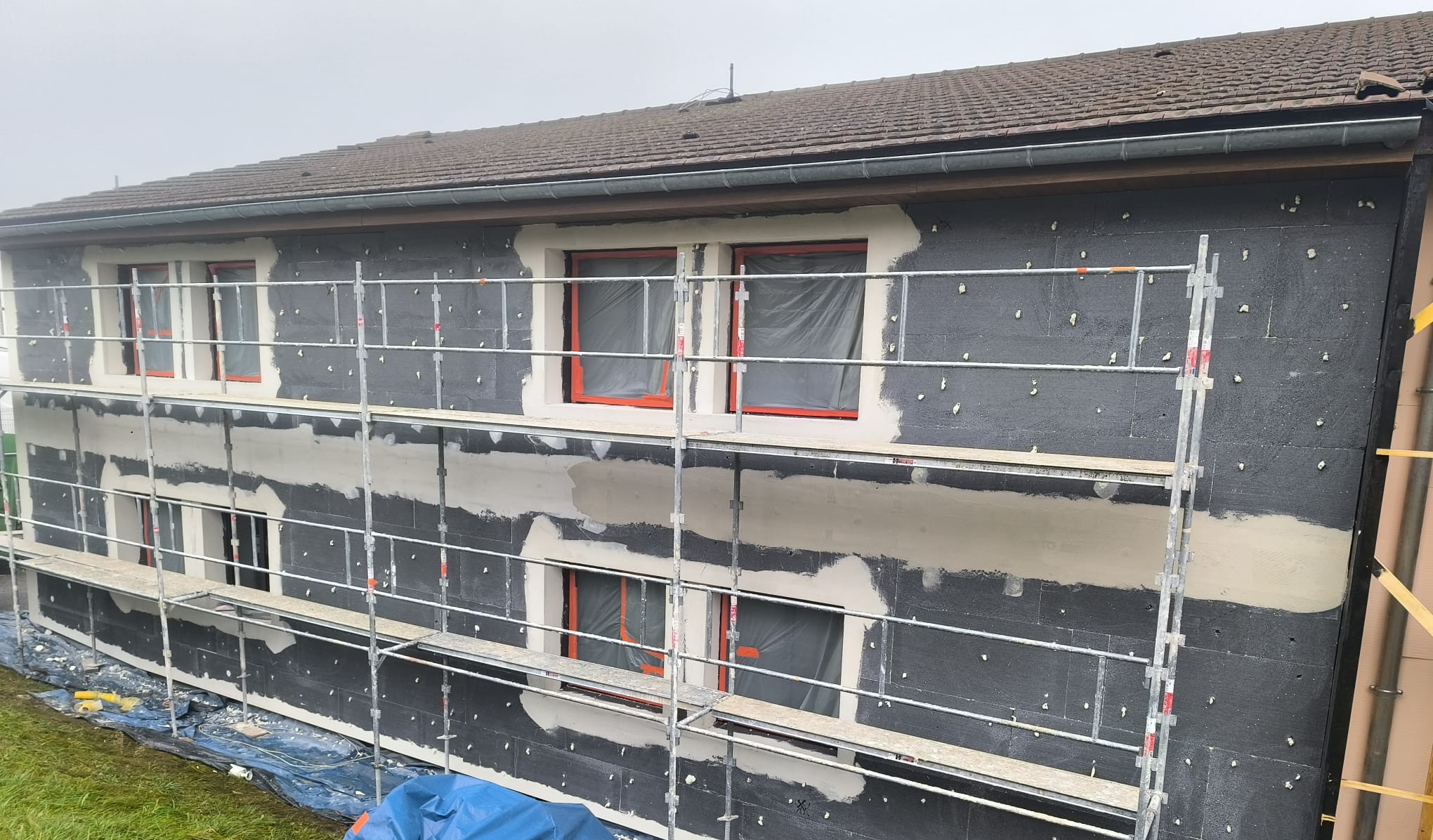 Photo d'un chantier ou DLS façade à refait l'isolation thermique extérieur (ITE) d'une maison à Valence.