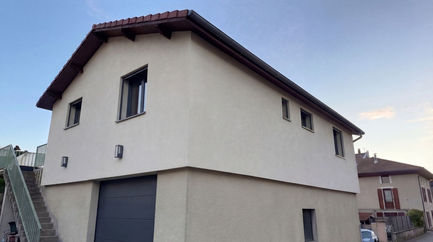 Photo d'un chantier où DLS Façade réalise l'isolation thermique par l'extérieur (ITE) d'une maison dans la Drôme.