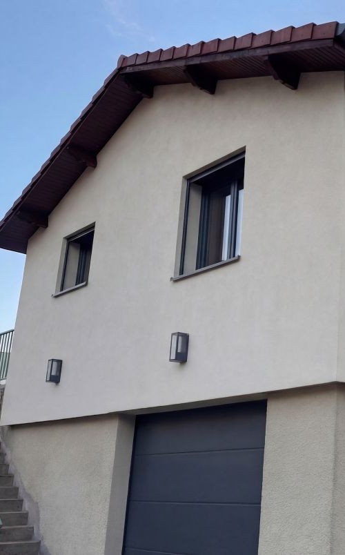 Photo d'un chantier ou DLS façade à refait l'isolation thermique extérieur (ITE) d'une maison à Valence.