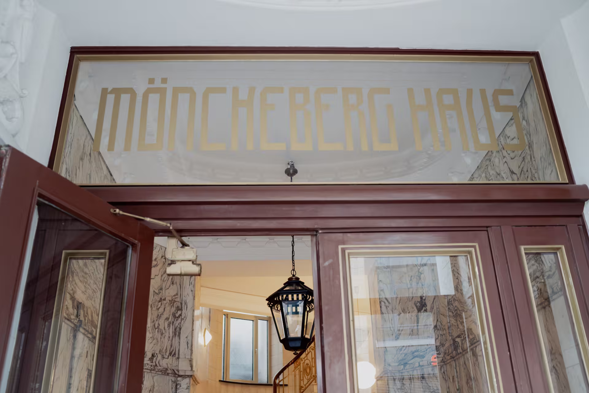 Der Eingangsbereich zur Kanzlei Lemberg, die in Hamburg im historischen Mönckeberghaus sitzt.