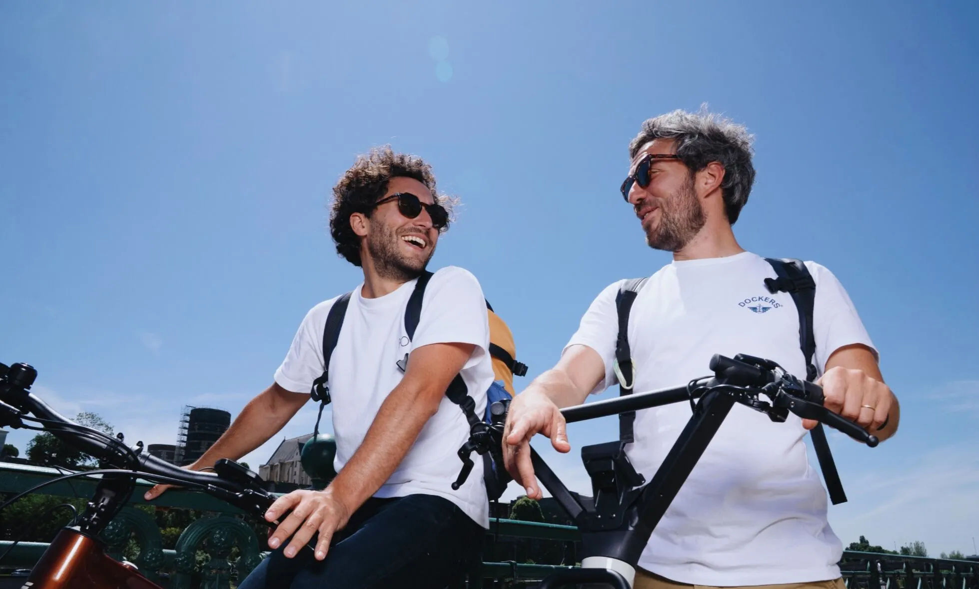hommes souriant sur leur vélo de fonction