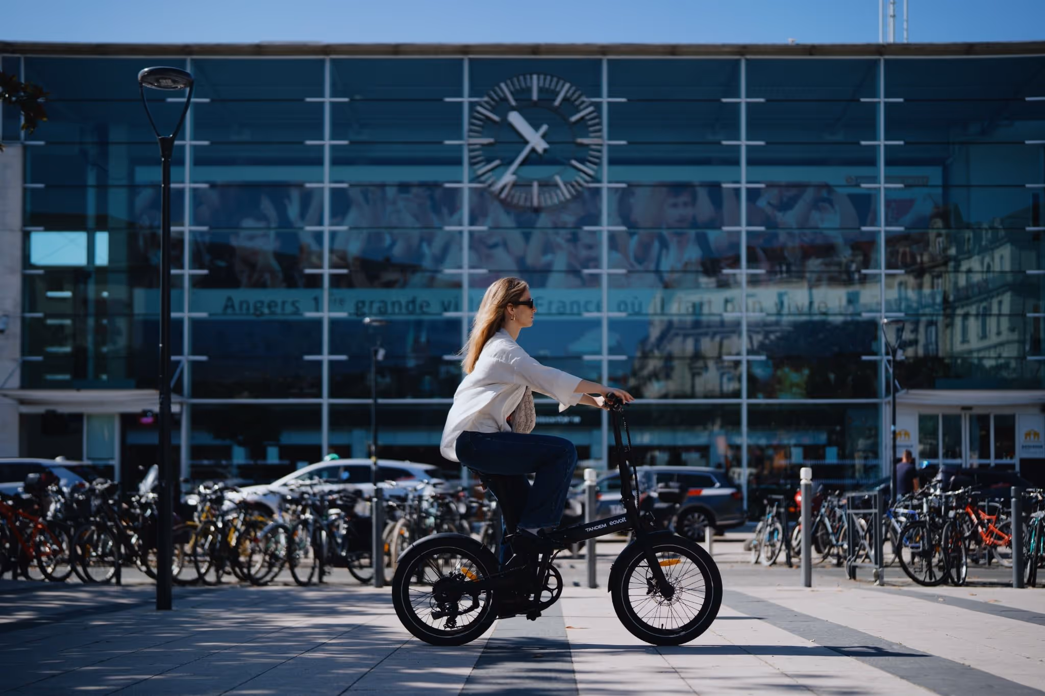 salariée sur son vélo de fonction pliant à la gare