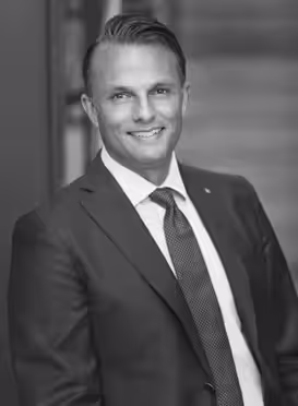 Leende person i kostym och slips, professionell porträttbild i svartvitt