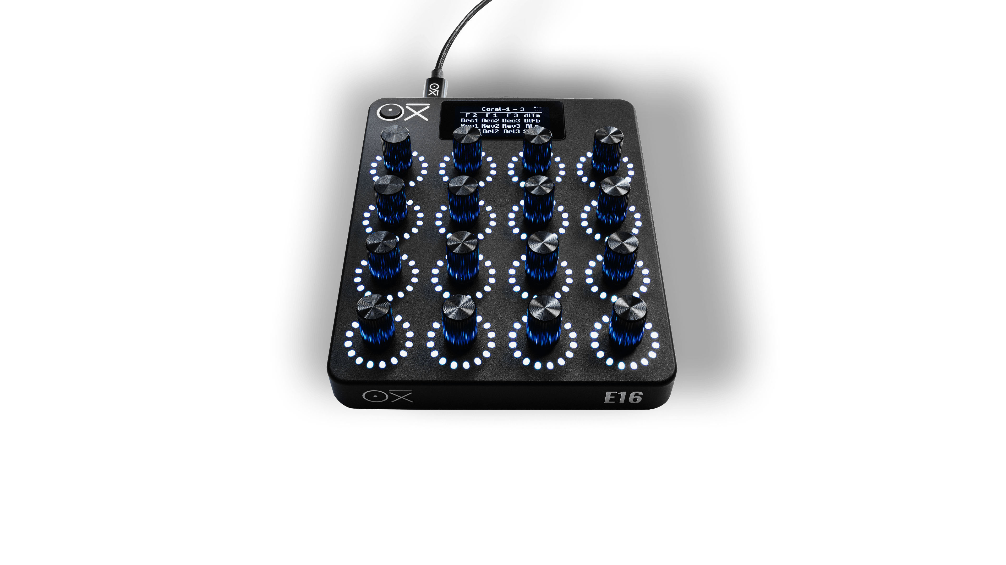 Controlador de hardware con 16 perillas iluminadas de azul y pantalla digital en la parte superior.