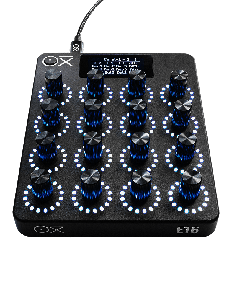 Controlador compacto con 16 perillas iluminadas en azul y pantalla digital en la parte superior.