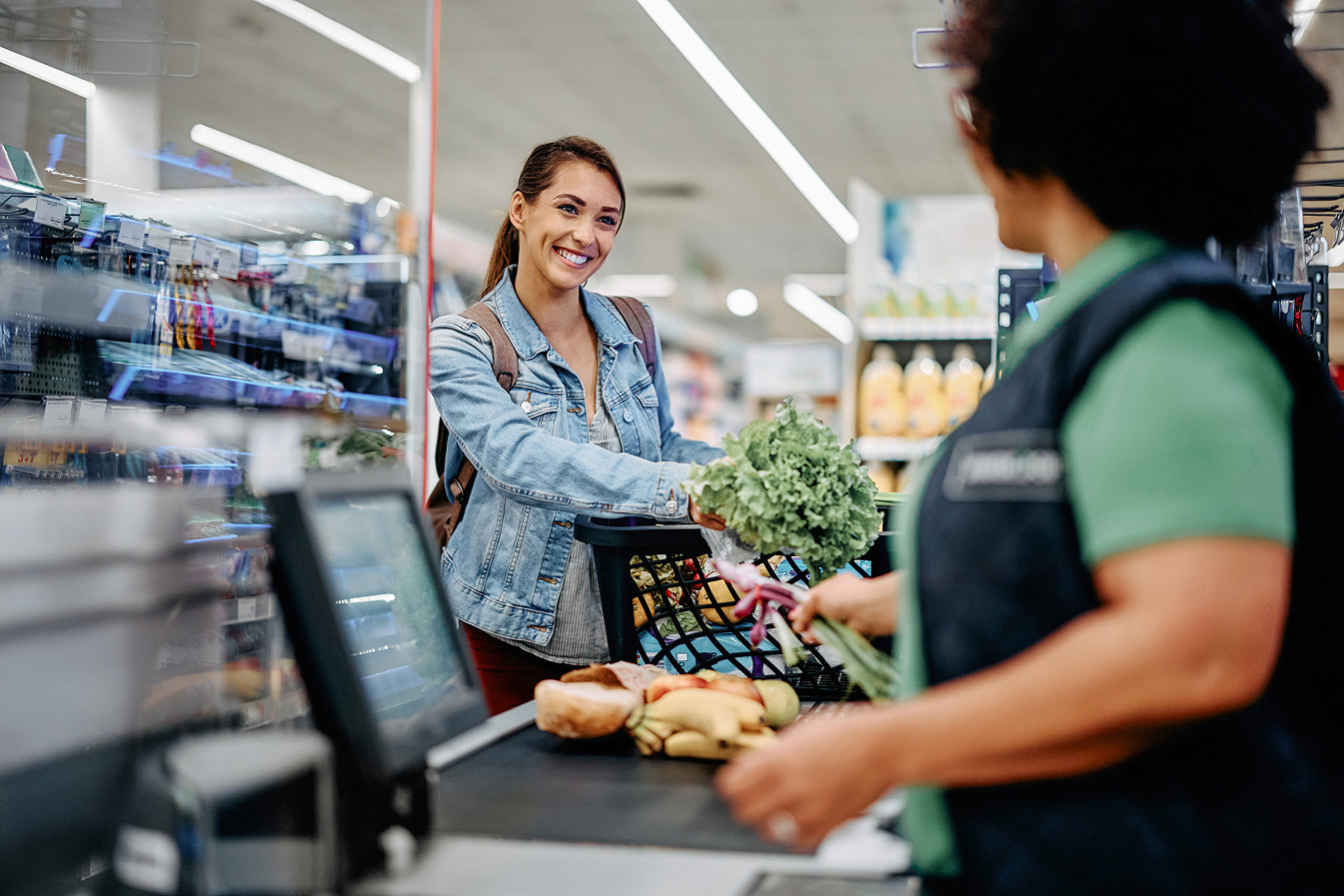 Kundin kauft an der Kasse und erhählt digitalen Beleg