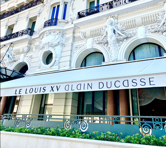 La pintade Tauzin s'invite à la table du Louis XV d'Alain Ducasse à Monaco.