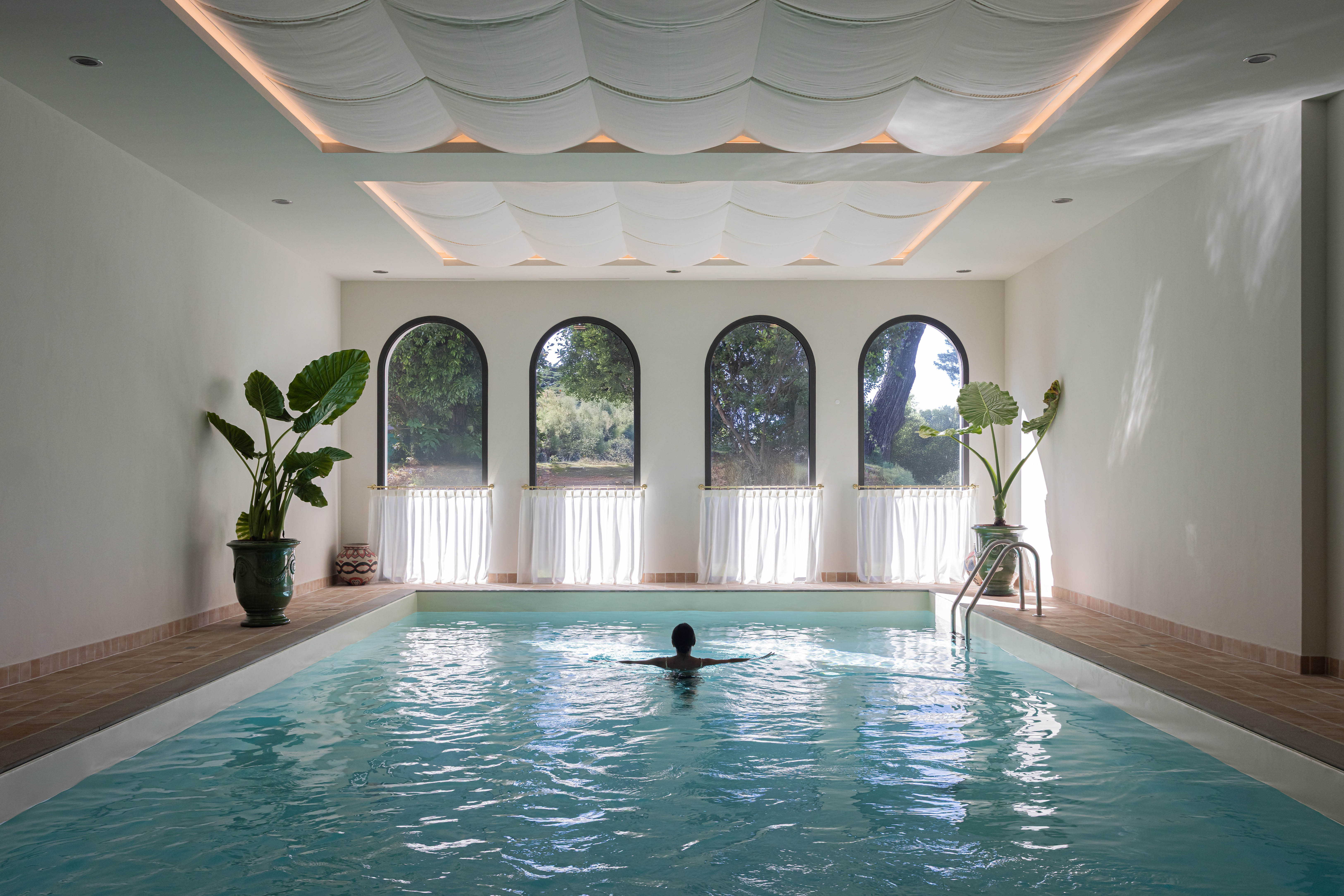 Piscine intérieure de la Maison Chiberta à Anglet, espace bien-être