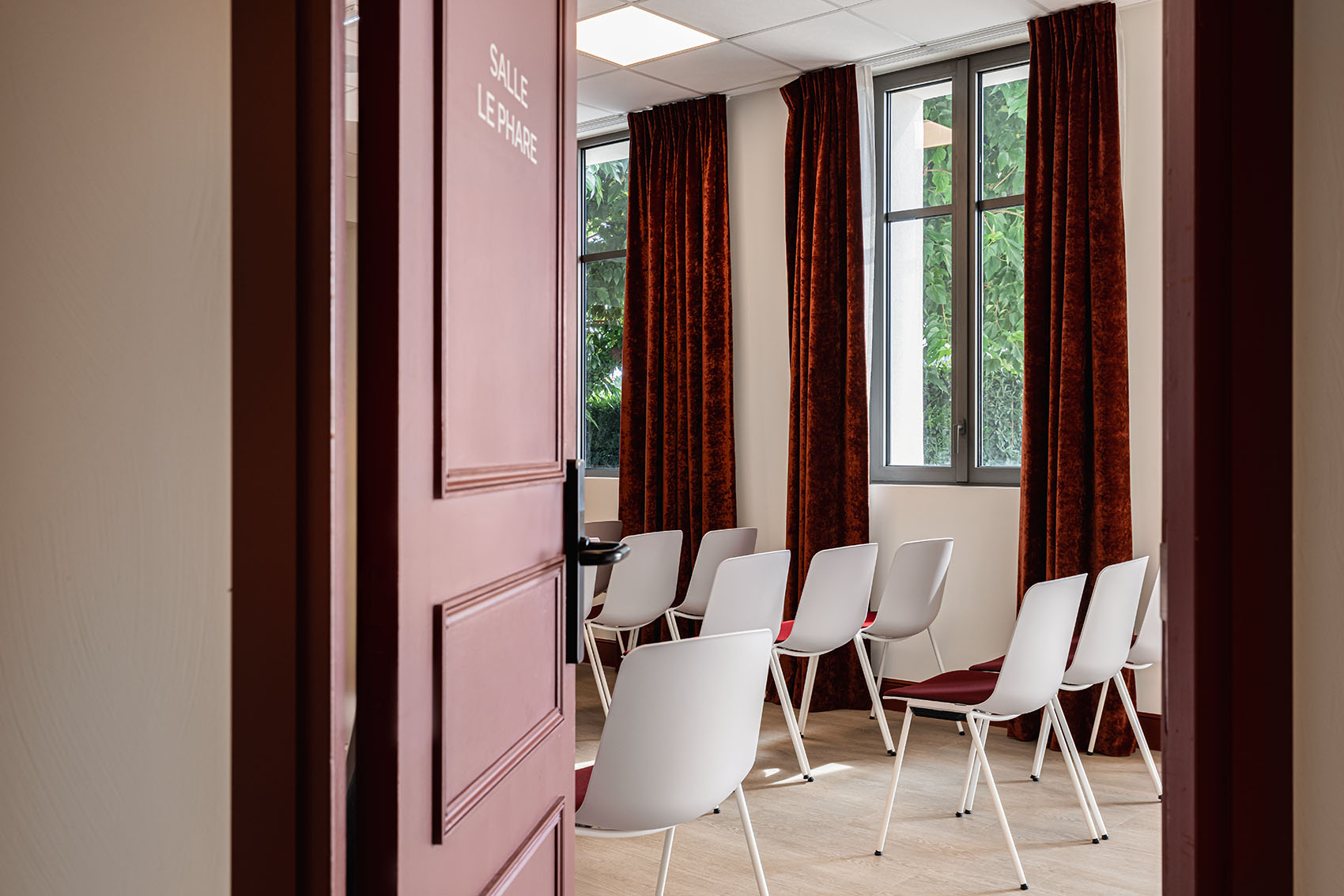 Salle de séminaire de la Maison Chiberta à Anglet, équipée et lumineuse