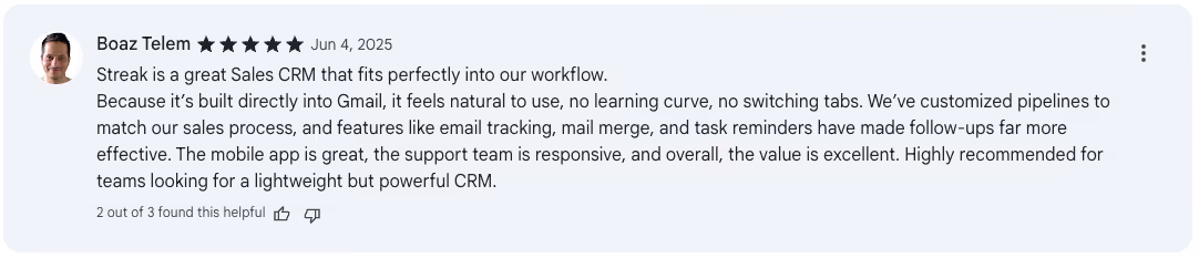 A 5-star review from a Streak user in the Chrome Webstore highlighting the Gmail integration, customization, and customer support.