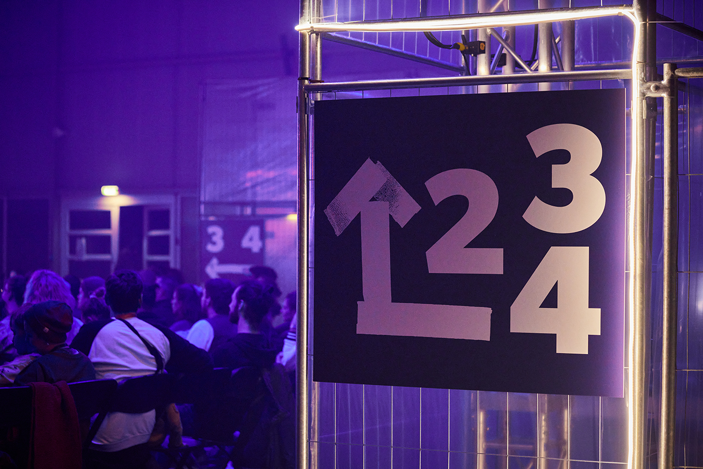 Eventfotografie beim Playground Festival – Festivalteilnehmer:innen in lebhafter Atmosphäre auf dem Veranstaltungsgelände