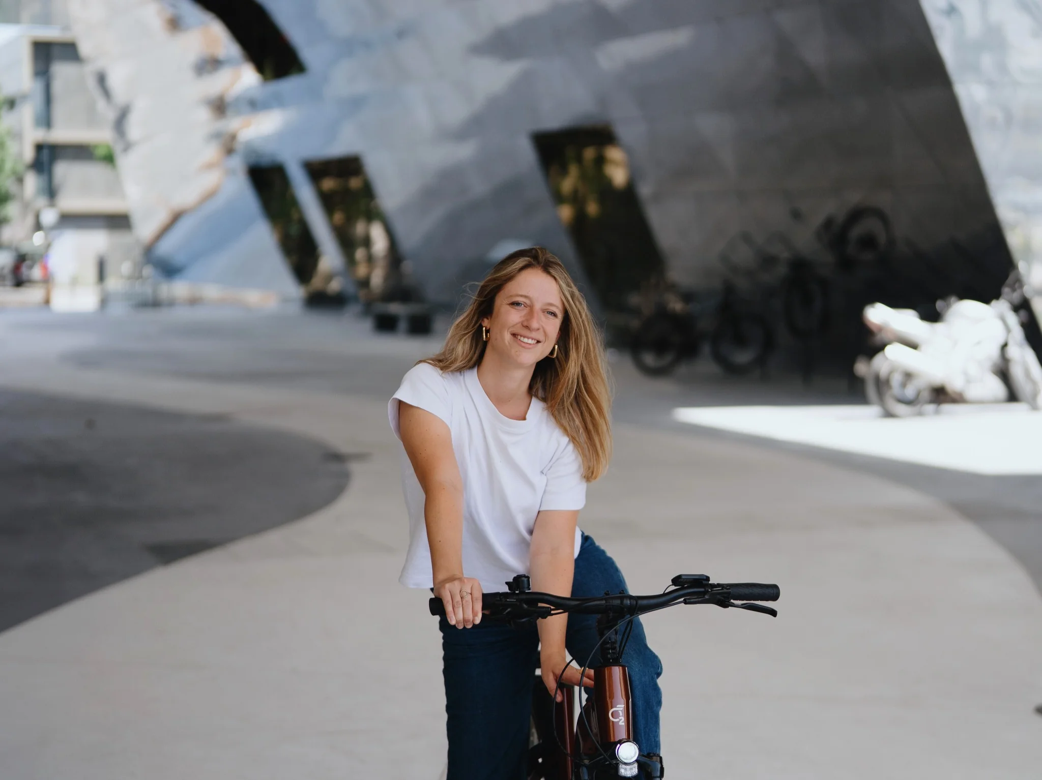 Salariée sur son vélo de fonction