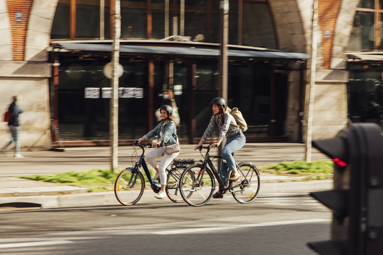 Femmes souriantes avec leur vélo de fonction en ville
