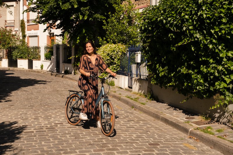 Cycliste sur piste urbaine dans une ville française 