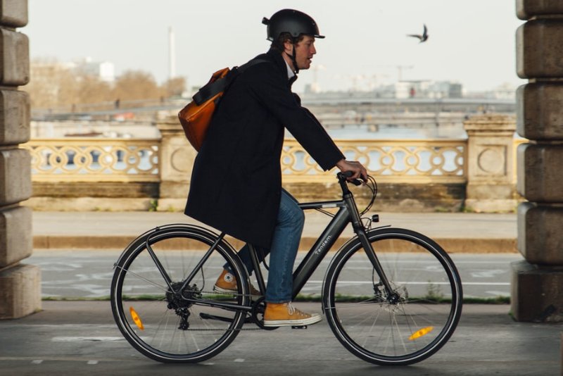 Deux salariées en entreprise testant des vélos de fonction devant leurs bureaux