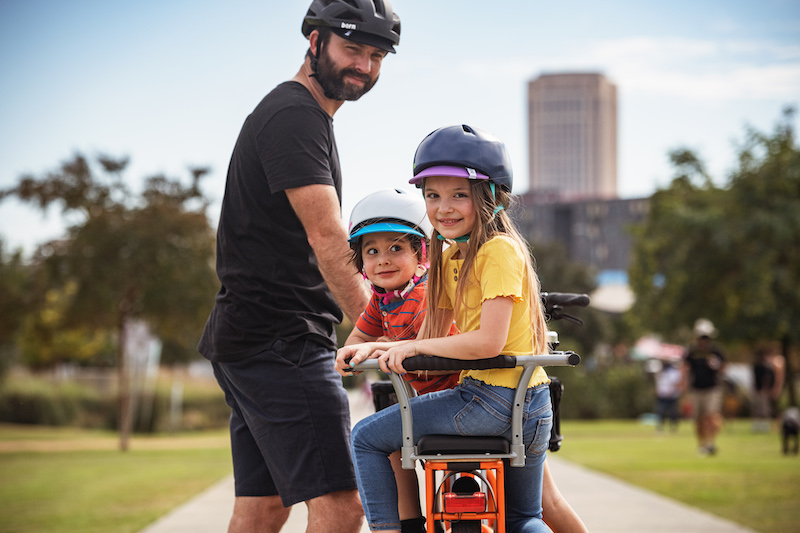 Enfants souriants sur leur premier vélo dans un parc