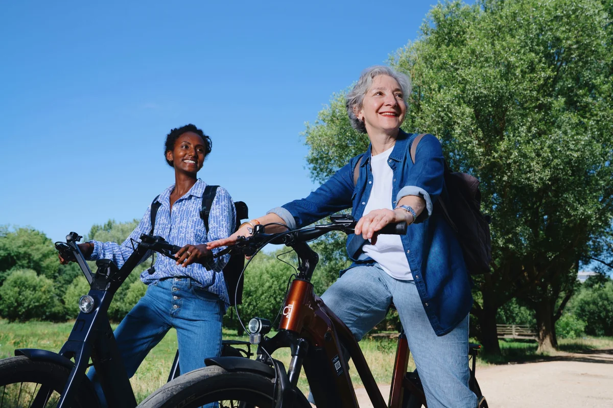 Salarié à vélo devant un bâtiment, symbole de mobilité durable en entreprise