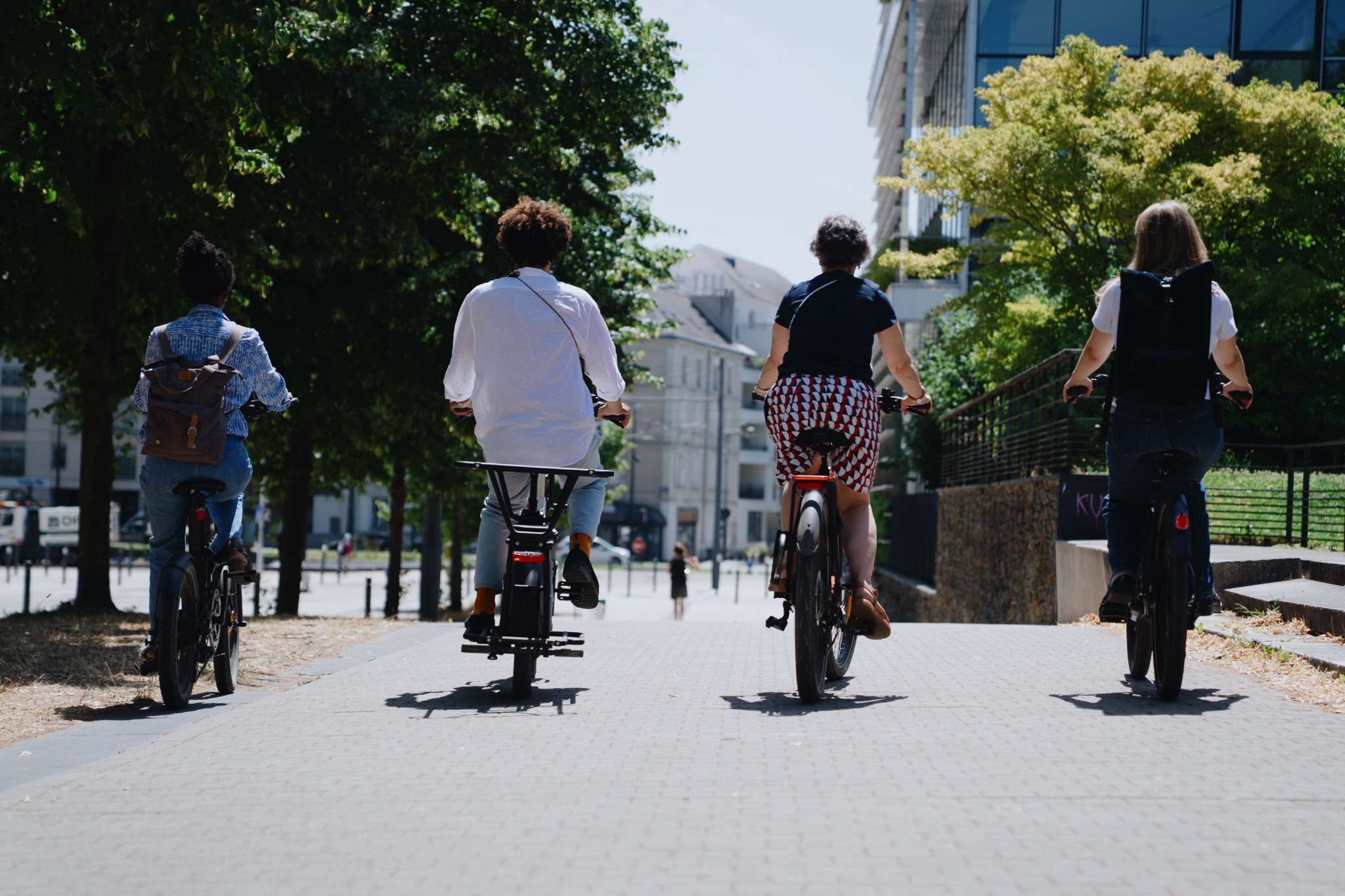 Un homme et une femme assis à côté de leur vélo de fonction