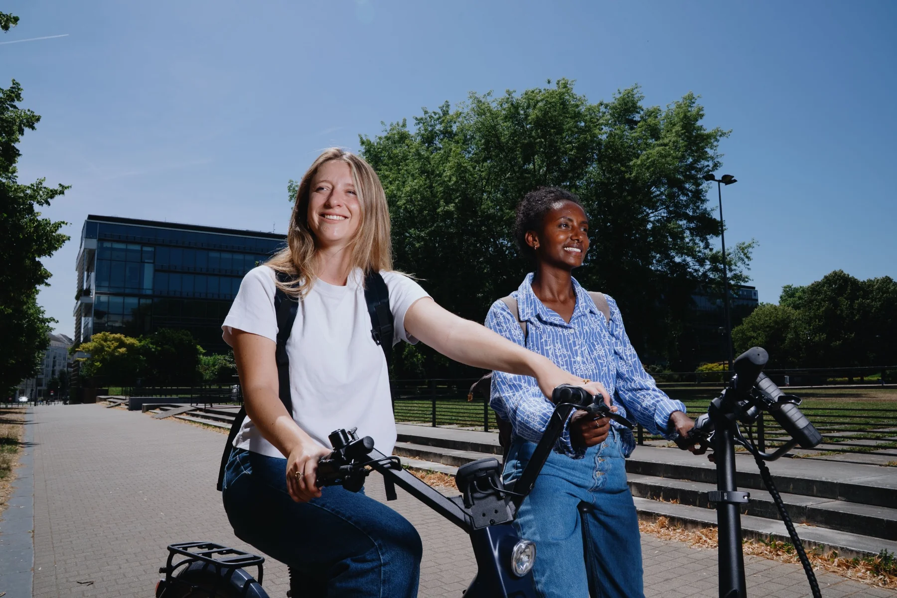 Un homme et une femme à côté de leur vélo en train de discuter