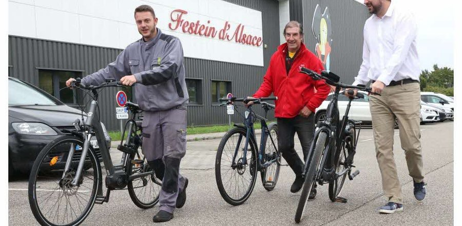 Salariés Festein avec leur vélo de fonction