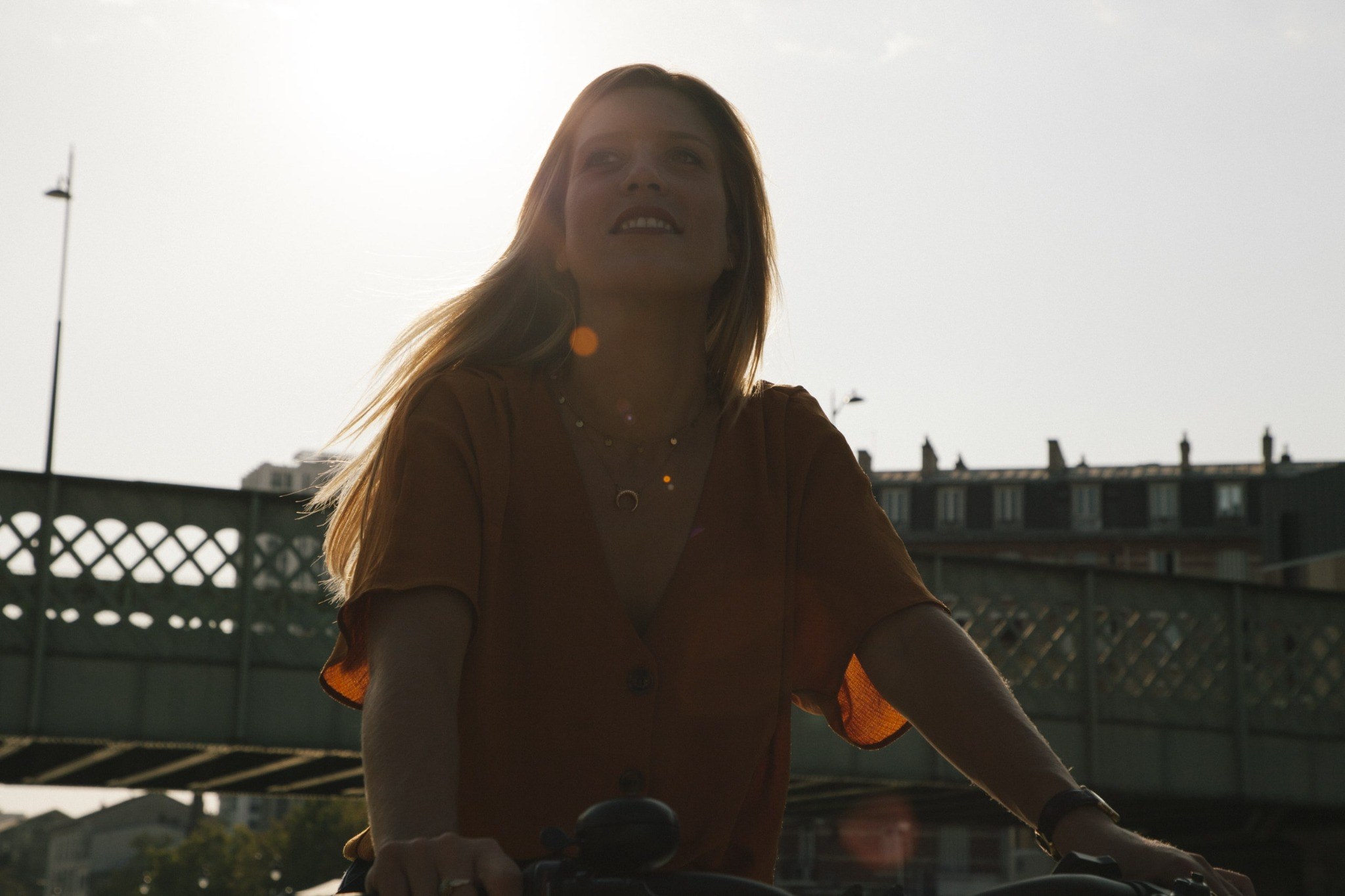 Salariée à vélo en ville, souriante et détendue sur son trajet