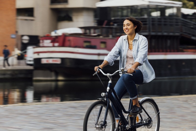 Cycliste urbaine en train de rouler en ville