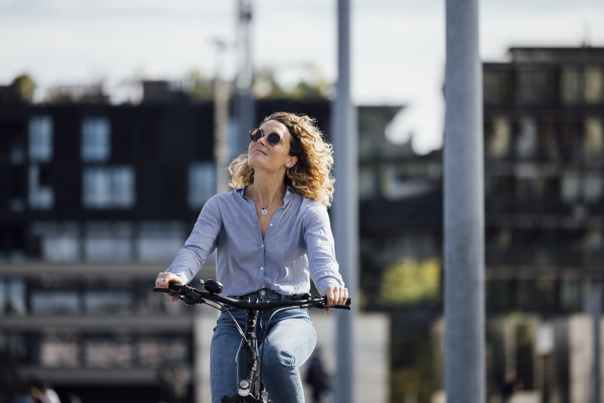 Femme qui profite de son trajet domicile entreprise avec son vélo de fonction