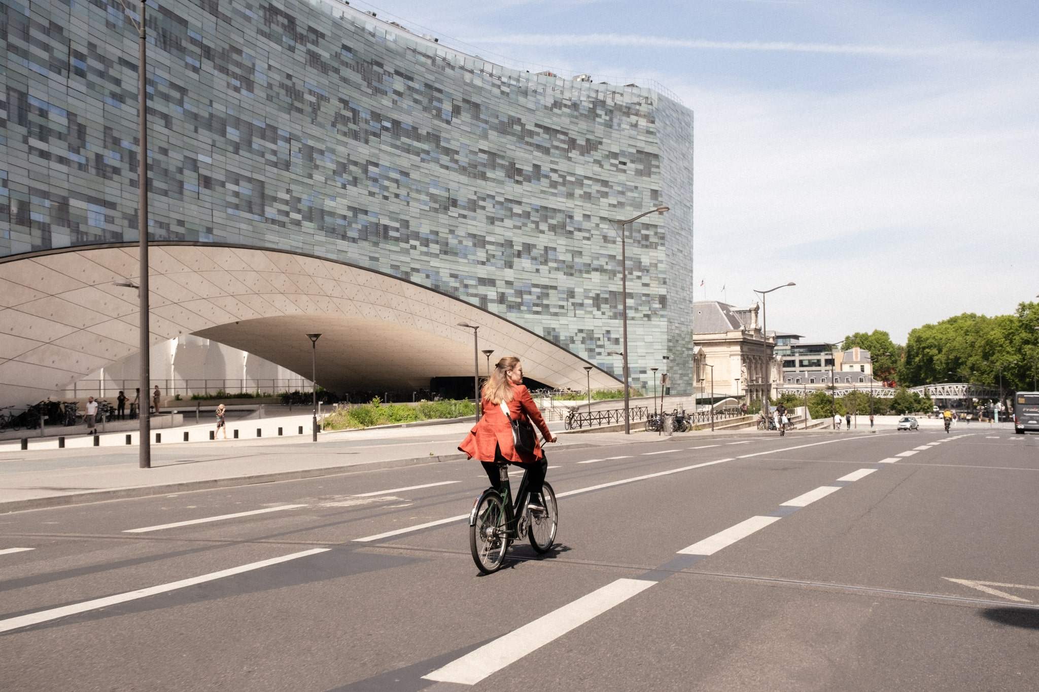 Cycliste femme sur la route