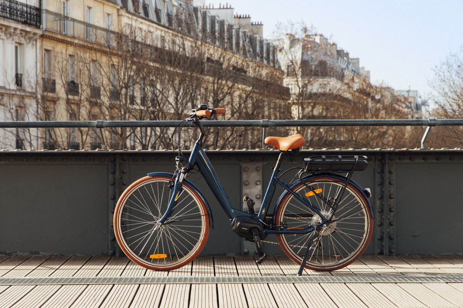 Vélo urbain seul sur un pont