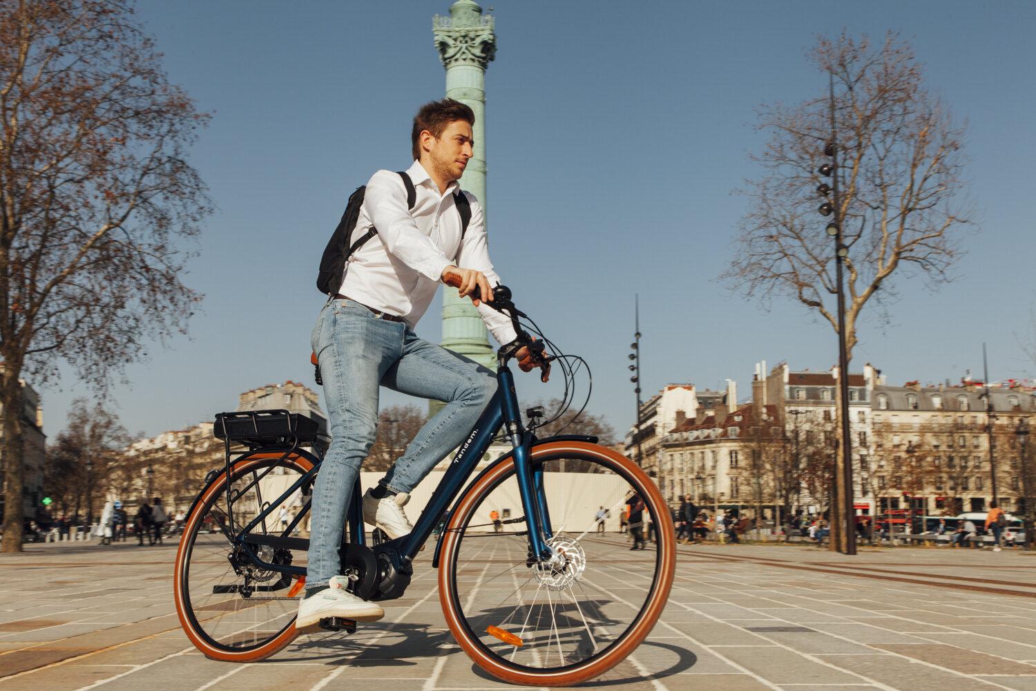 Salarié en tenue de ville à vélo a Paris