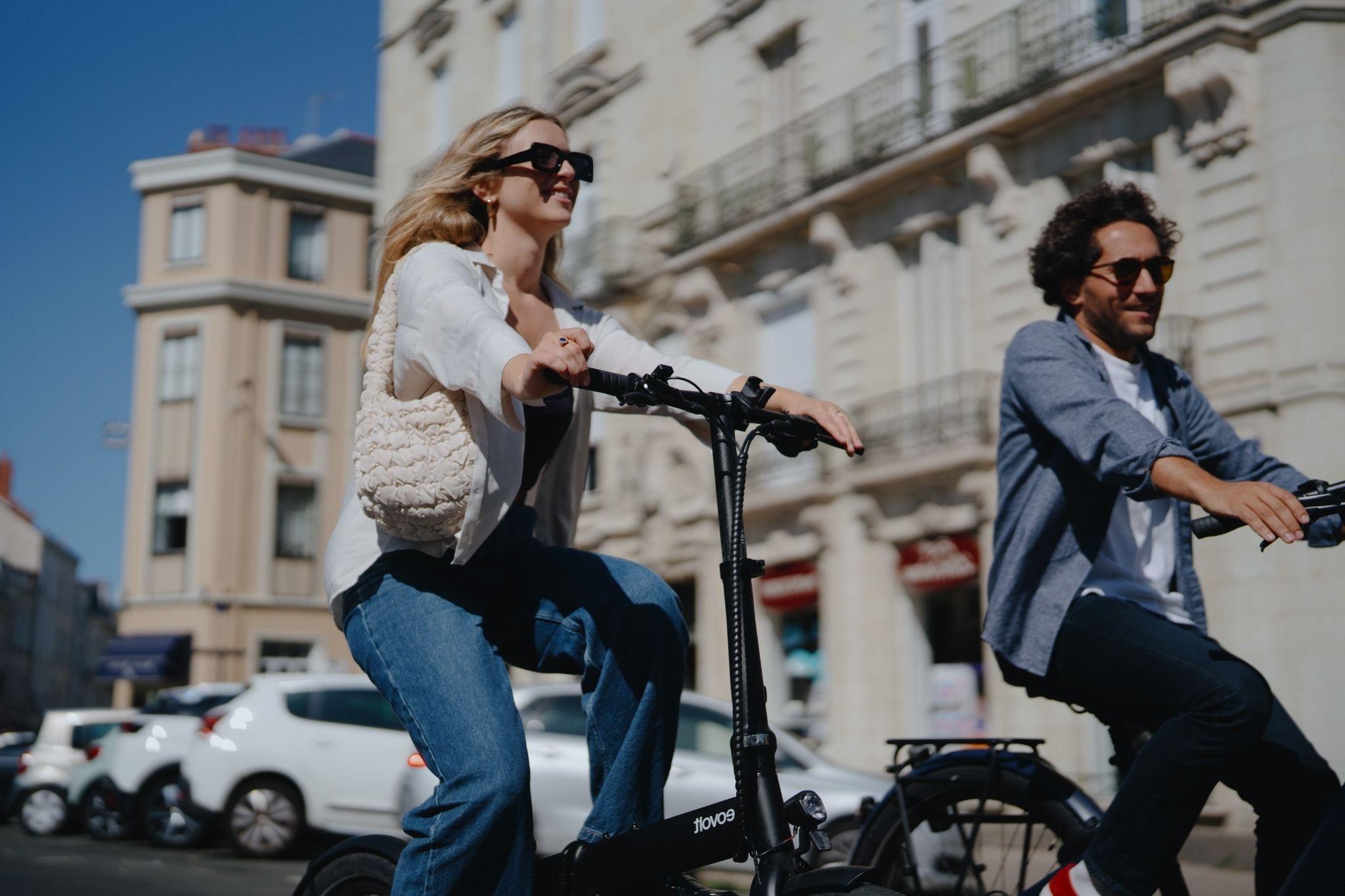 Vélo entreprise O2feel avec salariée debout