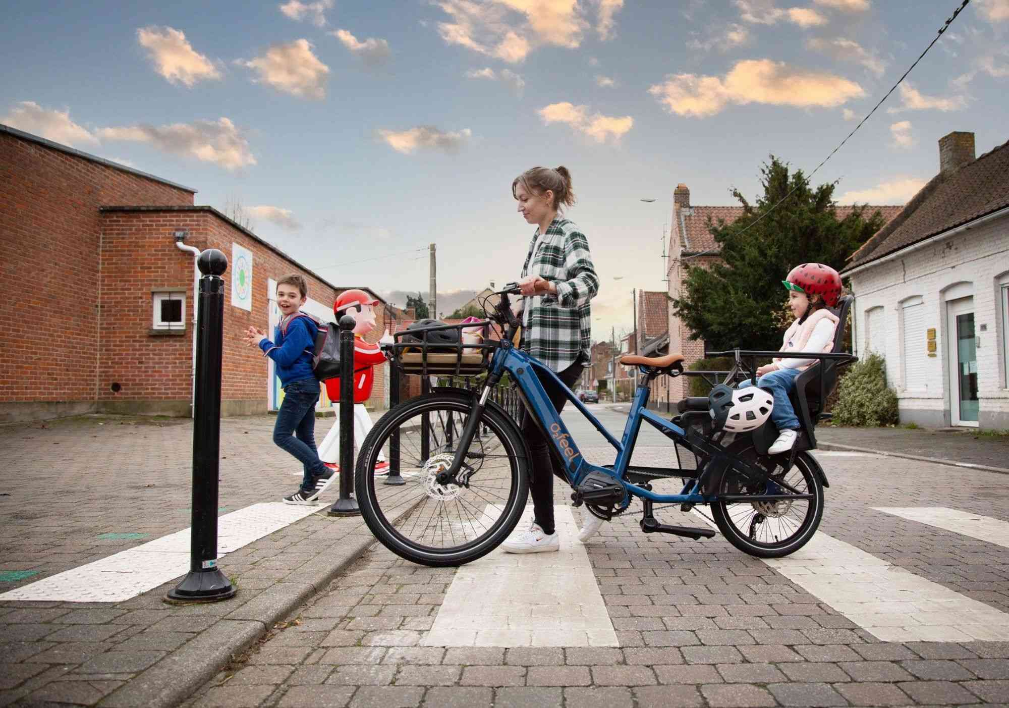 Vélo de fonction Equo 3 utilisé par une famille pour accompagner un enfant à l’école, solution vélo entreprise