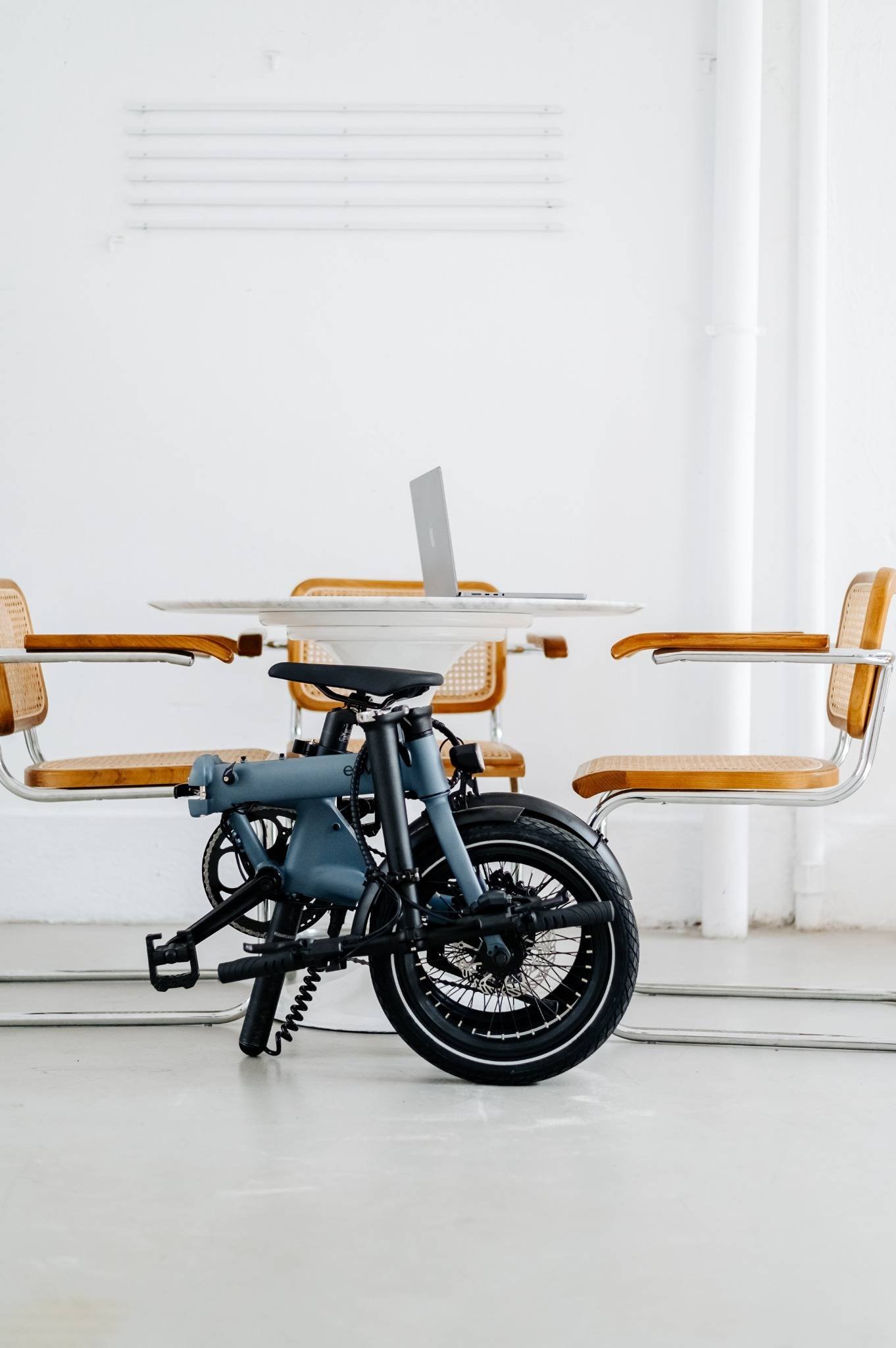 zoom vélo entreprise électrique plié au bureau