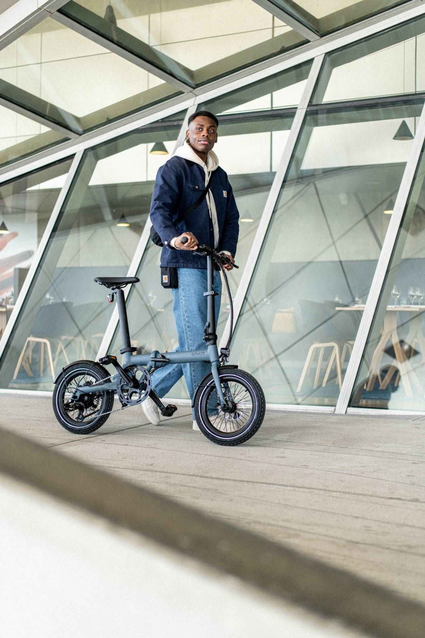Homme avec son vélo de fonction pliant eovolt
