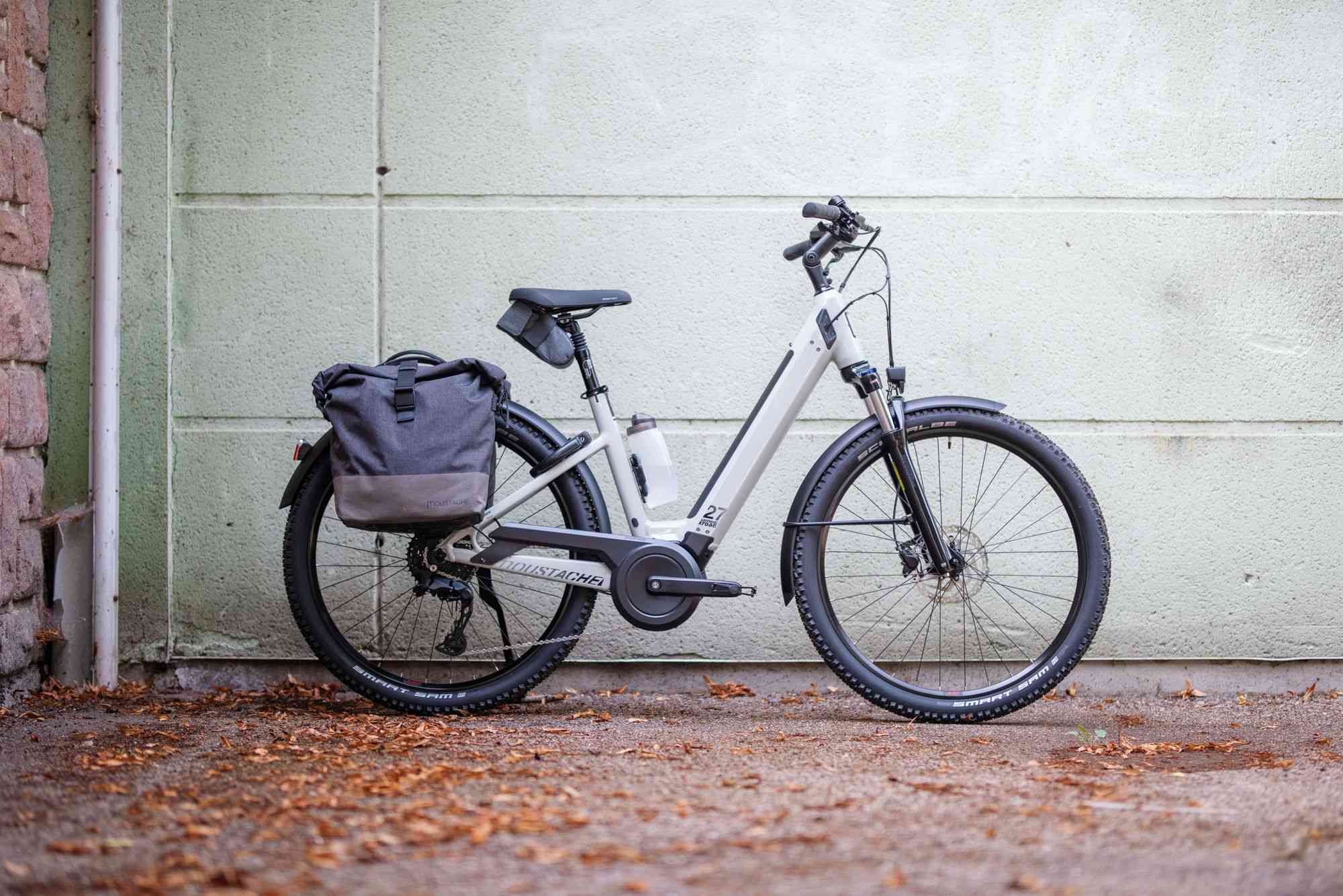 Vélo de fonction Samedi 27 Xroad Moustache équipé d’une sacoche