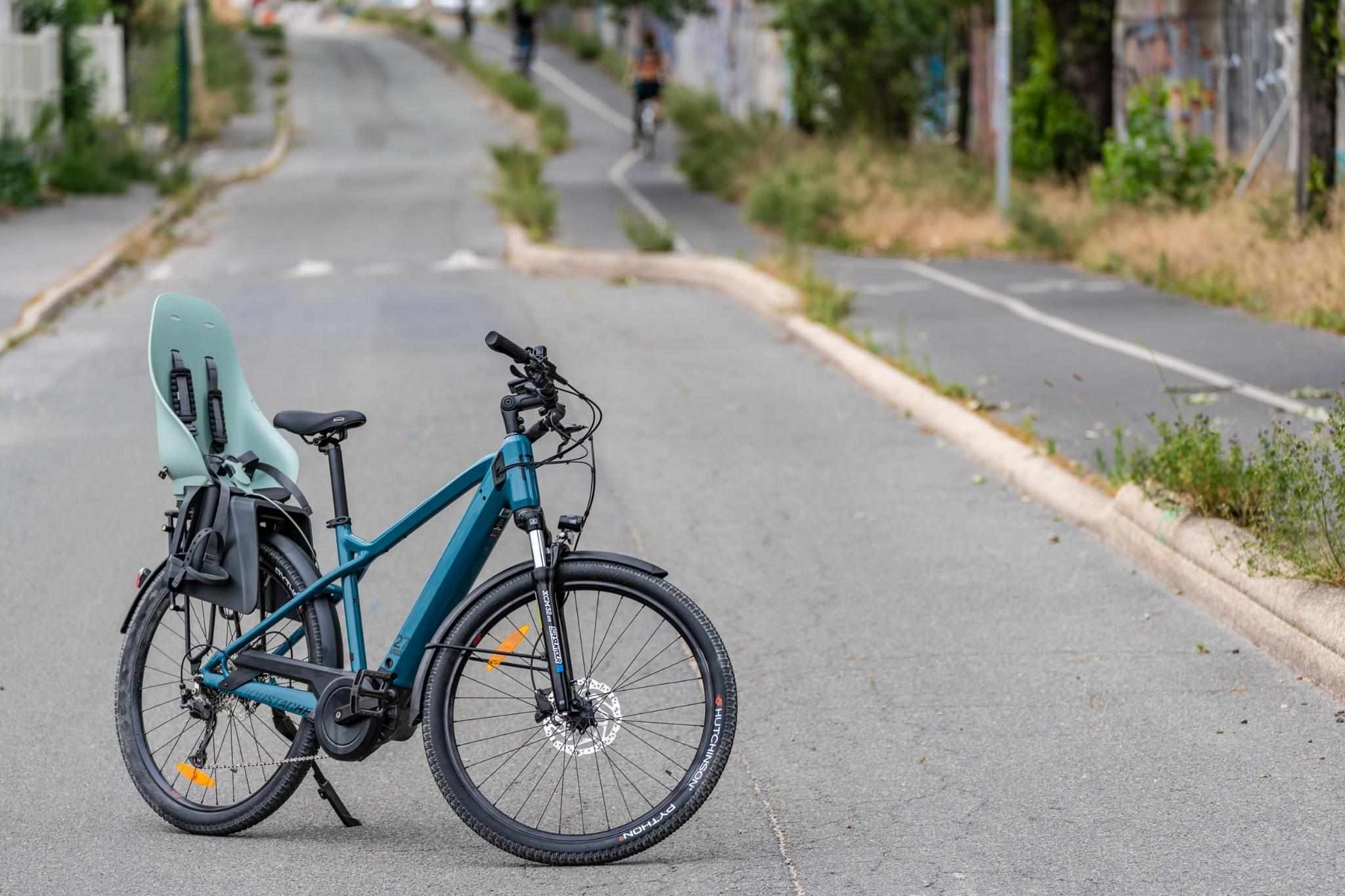 Vélo entreprise Samedi 27 Xroad Moustache avec siège enfant