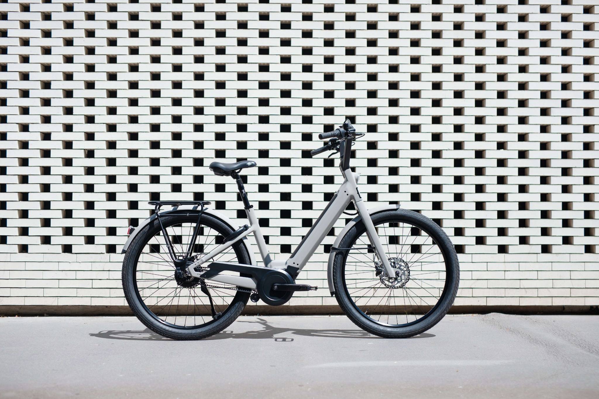 Vélo électrique de fonction Moustache Samedi 27 Xroad devant un bâtiment moderne