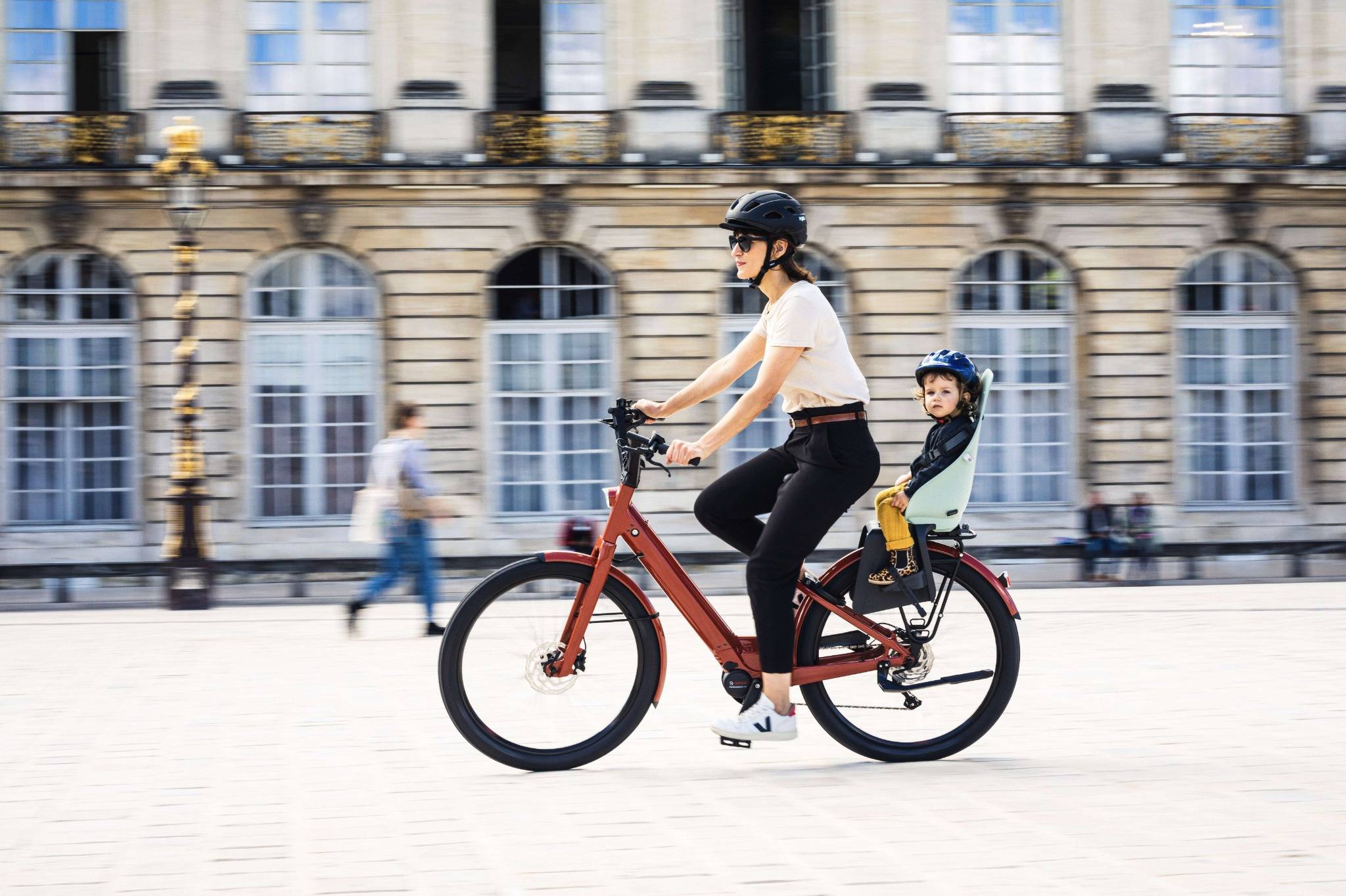 Salariée à vélo avec son enfant