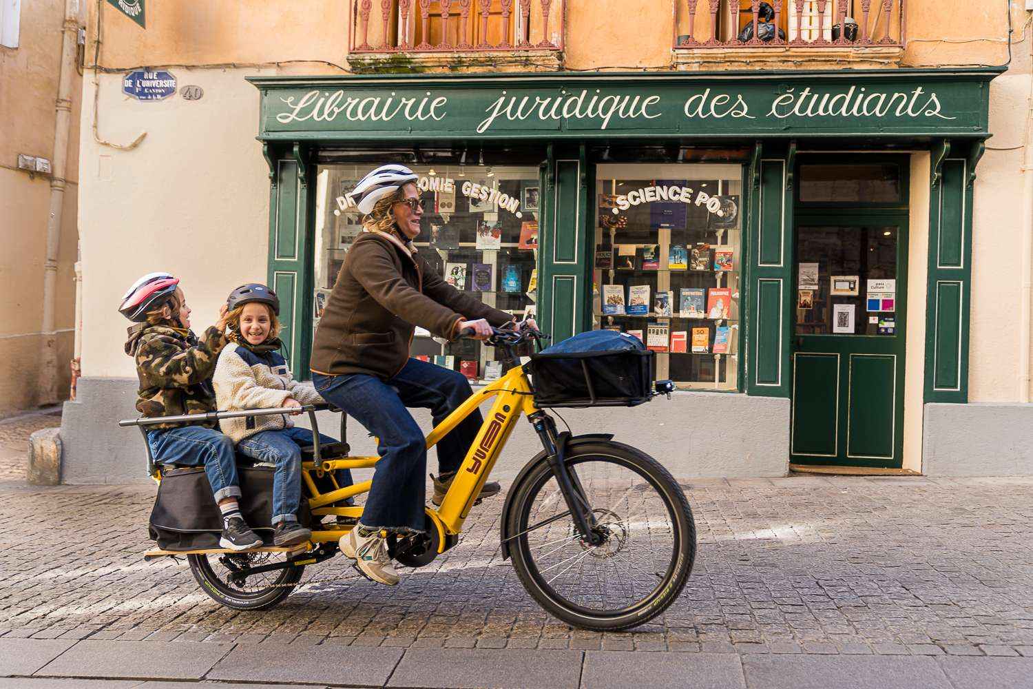 Famille en vélo cargo Yuba Spicy Curry jaune, utilisé comme vélo de fonction en ville