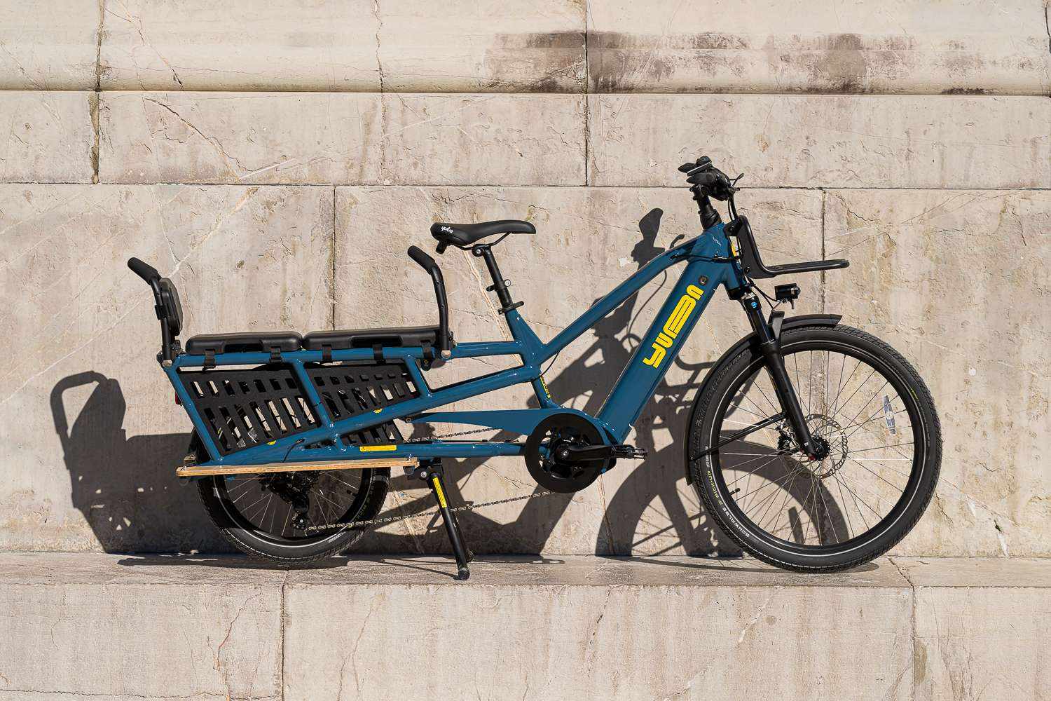 Vélo cargo électrique Yuba Spicy Curry bleu de profil, idéal comme vélo entreprise