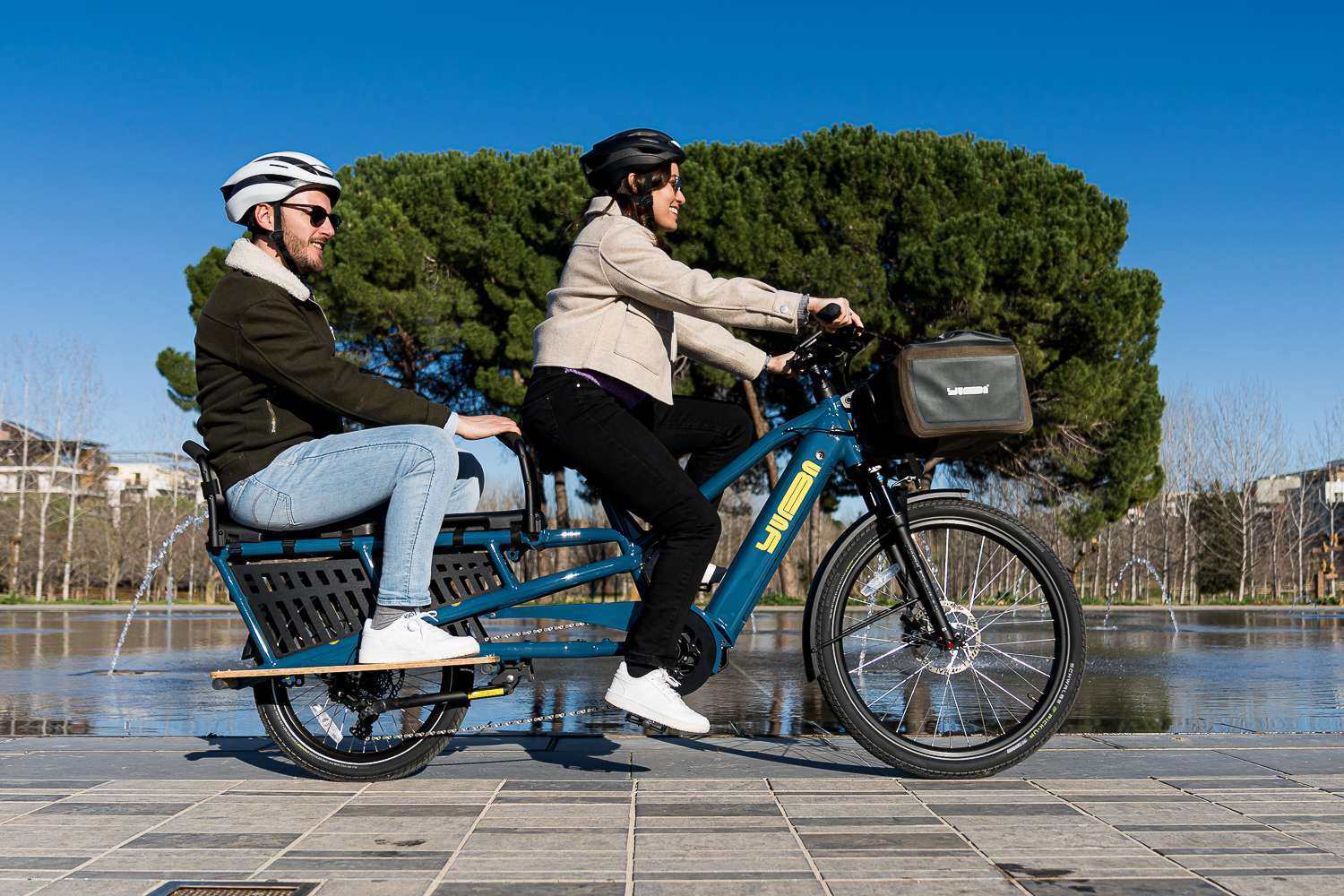 Couple en vélo cargo Yuba Spicy Curry bleu, une solution pratique de location vélo entreprise