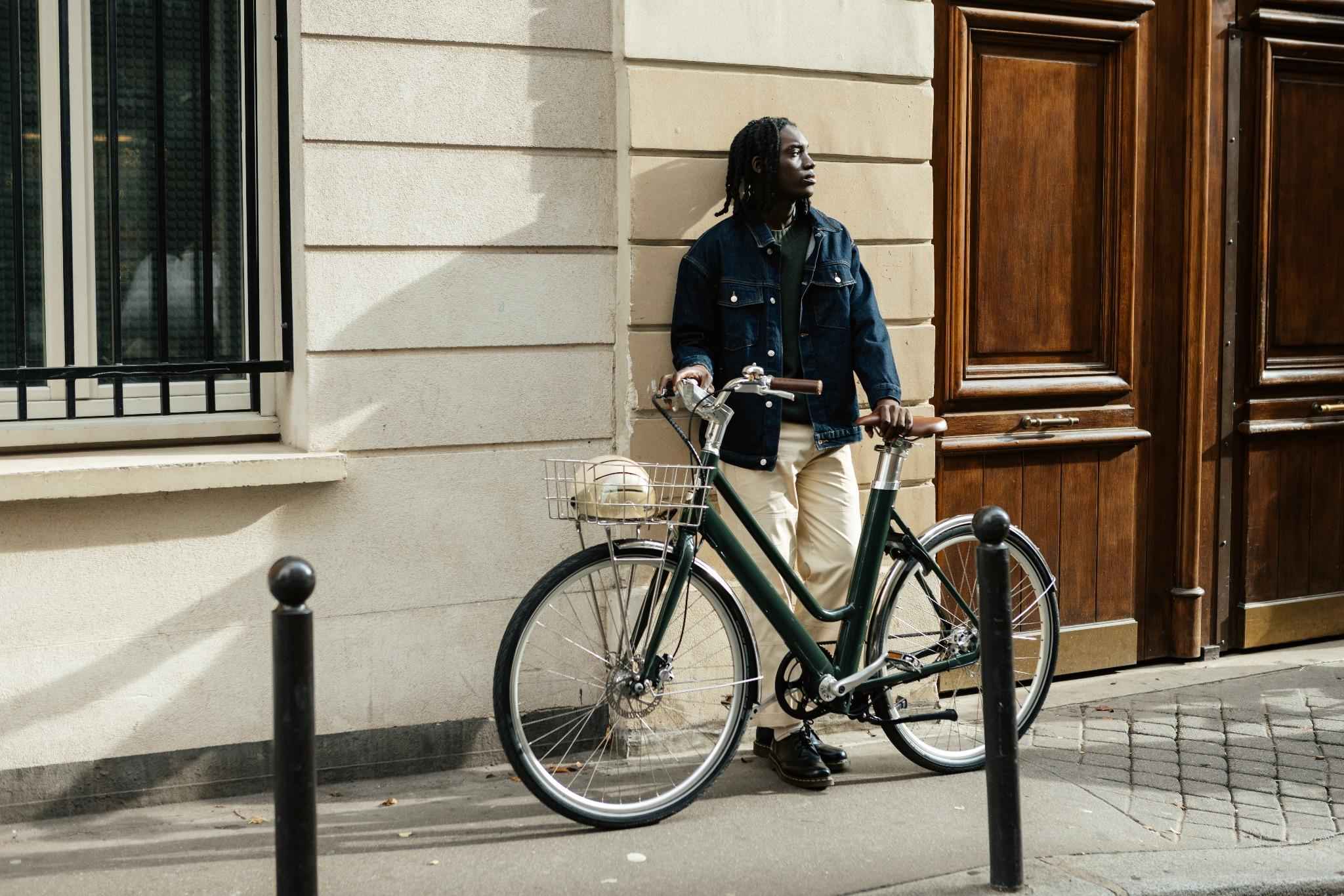 Vélo urbain Voltaire Bellecour vert avec panier avant, idéal comme vélo de fonction en entreprise